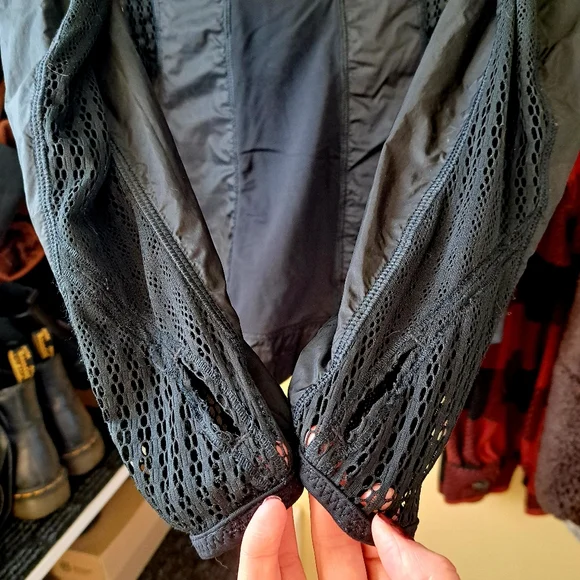 Lululemon Shell Jacket - Picture 4 of 8